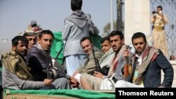 FILE PHOTO: Wafuasi wa Kihouthi wakiwa juu ya Lori baada ya kushiriki katika maziko ya wapiganaji wa Kihouthi waliouawa wakipambana na majeshi ya serikali katika jimbo lenye utajiri wa petroli, Marib, Sanaa, Yemen.