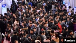 资料照：寻找工作的中国年轻人在辽宁沈阳举行的一个招聘会。 （2019年3月21日）