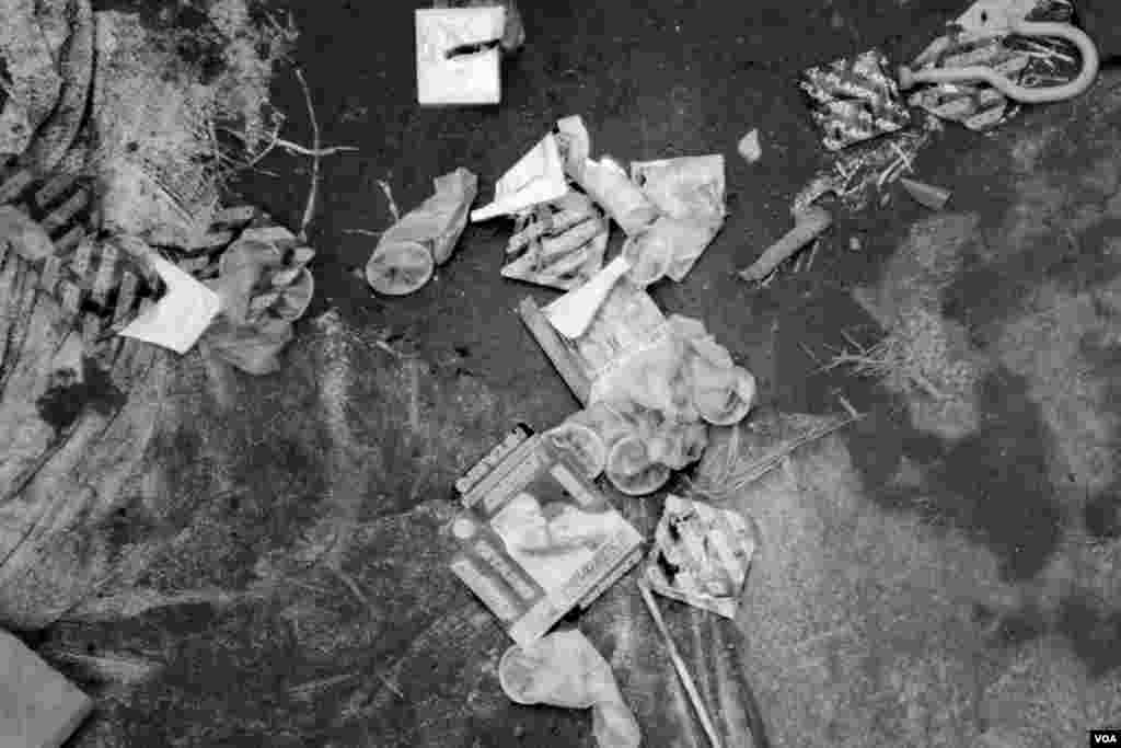 Kondom bekas berserakan di tanah di daerah Gibiloso, Kigali, Rwanda. (VOA/Hamada Elrasam)