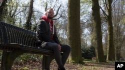 جوی هافمن یکی از ۴۹ نفری است که آزمایش دی ان ای او نشان می دهد دکتر «یان کاربات» پدر او هم هست. 