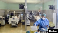 意大利克雷莫纳一家医院的医生在重症监护室里救治新冠病人。（2020年3月19日）