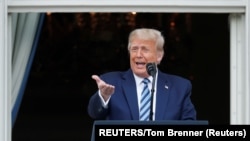 美国总统特朗普星期六在白宫对支持者发表讲话。