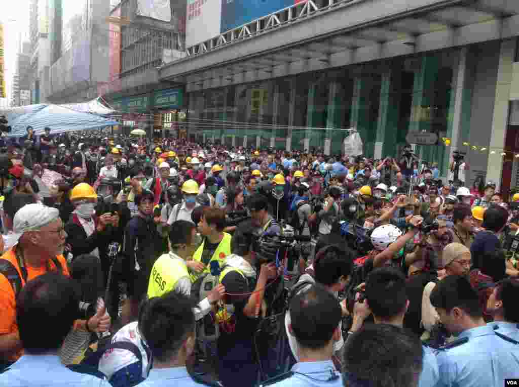 香港警方星期三上午展开强行清场行动（美国之音海彦 拍摄)。