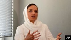 阿富汗前女市长加法里在德国杜赛尔多夫接受美联社的采访（2021年8月25日）