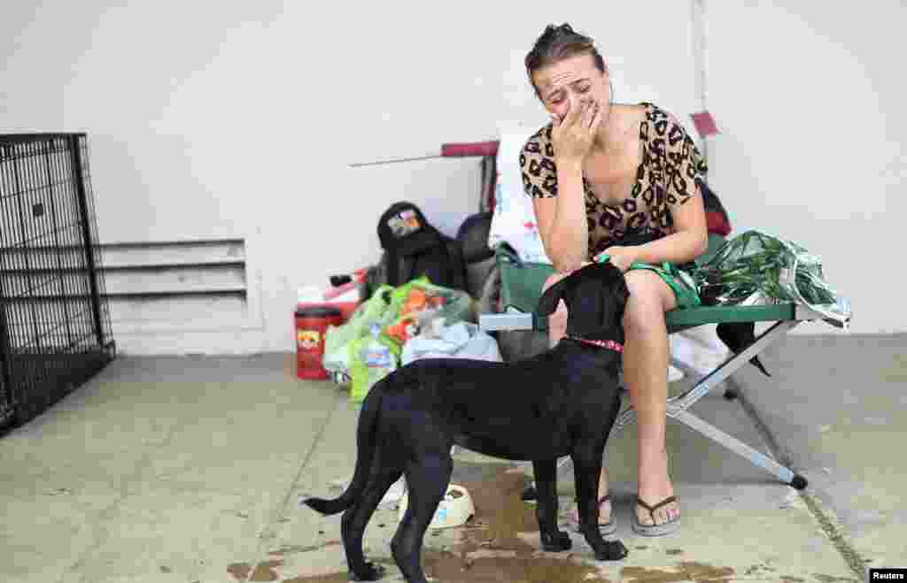 នាង Terralyn Lehman បាន​យំ​ពេល​រំឮក​ពី​ការ​រត់​ភៀសខ្លួន​ចេញ​ពី​ភ្លើង​ឆេះ​ព្រៃ Erskine Fire ខណៈ​ដែល​នាង​កំពុង​អង្គុយ​នៅ​ខាង​ក្រៅ​មណ្ឌល​ជន​ជម្លៀស​ខ្លួន​នៅ​សាលា​បឋមសិក្សា Kernville ក្នុង​ក្រុង Kernville រដ្ឋ​ California កាល​ពី​ថ្ងៃ​ទី២៦ ខែ​មិថុនា ឆ្នាំ​២០១៦។&nbsp;