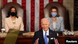 ፕሬዚዳንት ባይደን  ለምክር ቤቱ ንግግራቸውን ሲያሰሙ ፣ በታሪክ ለመጀመሪያ ጊዜ ሁለት ሴቶች ፕሬዚዳንቱን አጅበው ከአጠገባቸው ቆመዋል፡፡ ሁለቱ ሴቶች ምክትል ፕሬዚዳንት ከማላ ኸሪስና የተወካዮች ምክር ቤት አፈጉባኤ፣ ናንሲ ፐሎሲ ናቸው፡፡