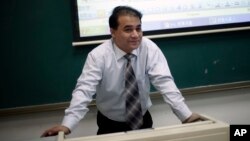 15일 중국 정부를 비판했다가 구금된 위구르 경제학자 일함 토티 교수. 지난 2009년 베이징에서 강연하는 모습이다.