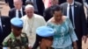 ARCHIVES - Le pape François (à g.) est accueilli par la présidente Catherine Samba Panza de la République centrafricaine, à Bangui, le 29 novembre 2015.