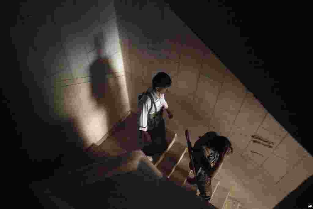 26일 시리아 알레포에서 정부군의 포격으로 부서진 건물에 은신한 반군들.