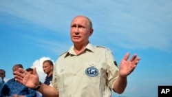 18일 크림반도 세바스토폴을 방문한 블라디미르 푸틴 러시아 대통령이 기자회견을 하고 있다.