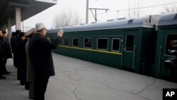 朝鲜高级官员在平壤为前往中国演出的牡丹峰乐团和功勋国家合唱团送行。（2015年12月9日）