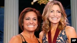 ফাইল ছবি - জিমনাস্ট মেরি লু রেটন (বামে) এবং পাশে জিমনাস্ট শ্যানন মিলার। ওকলাহোমা সিটি, ১৬ নভেম্বর ২০১৭। 