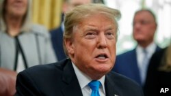 도널드 트럼프 미국 대통령이 19일 백악관 집무실에서 기자들의 질문에 답하고 있다.