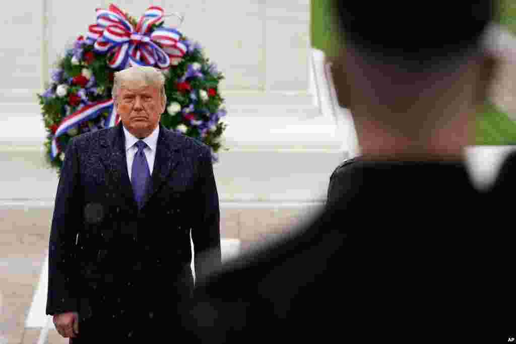 도널드 트럼프 미국 대통령이 버지니아주 알링턴 국립묘지에서 열린 재향군인의 날 기념식에 참석했다. 