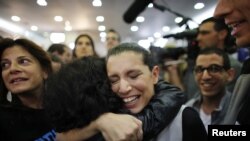 在投票站出口调查结果公布后，在未来党总部该党支持者异常欣喜