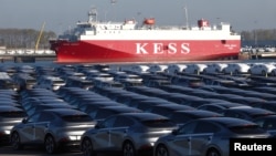 中国制造的小鹏电动汽车运抵比利时的泽布吕赫港。（2024年10月24日）