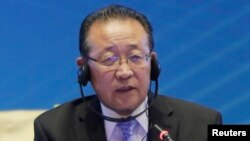 Wakil pertama Menteri Luar Negeri Korea Utara dan utusan khusus pembicaraan enam negara terkait program nuklir, Kim Kye Gwan, menyampaikan pidatonya dalam forum di Diaoyutai, Beijing, yang menandai ulang tahun ke-10 pembicaraan nuklir enam pihak (18/9).