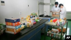 北京食品进出口检验检疫局人员正在工作。