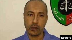 리비아의 전 독재자 무아마르 가다피의 아들 사디. 리비아 정부는 6일 삭발하고 죄수복을 입은 사디의 사진을 공개했다.