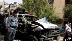 치안군이 5월 30일 바그다드 카라다 상업지구의 차량폭탄 공격 현장을 조사하고 있다 (자료 사진)