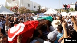 葬礼上哀悼者抬着布拉赫米的灵柩