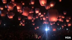 天灯带着施放者的心愿升起（2016年2月22日，美国之音萧洵拍摄）