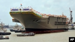 印度国产航母“维克兰特号”在科钦港下水之后停靠在船坞。（2013年8月12日）
