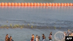 资料照片：2023年7月16日，德克萨斯州伊格尔帕斯的美墨边境的移民。