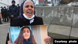 Bedrîye Doku ev du sal in ku ki qîza xwe digere