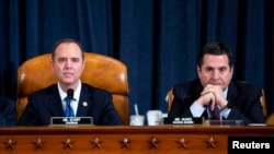 资料照片：美国国会众议院情报委员会的主席希夫（左）与资深成员努涅斯（右）。