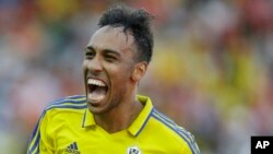 Pierre Emerick Aubameyang du Gabon célèbre après l’ouverture du score lors du match d’ouverture de la CAN 2017 contre la Guinée-Bissau, au stade de l’Amitié de Libreville, Gabon, 14 janvier 2014.