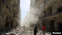 시리아 알레포 주민들이 25일 시리아 정부군의 무차별 폭격으로 폐허가 된 현지 피해 상황을 살펴보고 있다