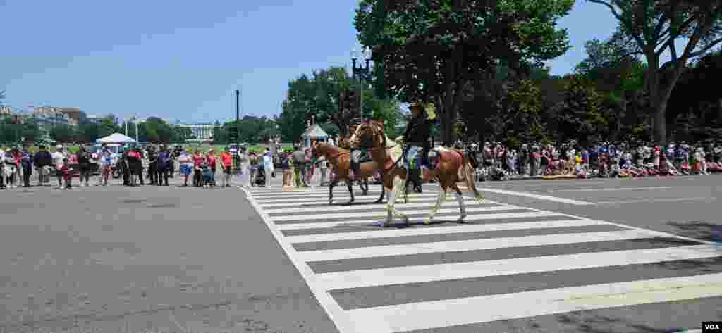 华盛顿独立日庆祝游行街头即景。(2025年7月4日)