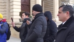 Müstəqil namizədlər MSK binası önündə etiraz edib