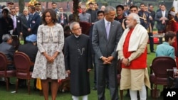 2015年1月26日，美国总统奥巴马（右二）和夫人米歇尔（右四）与印度总理莫迪（右一）和印度总统慕克吉（右三）在参加印度国庆日活动时的合影。