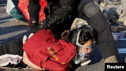 一名香港防暴警察在十一国庆期间的反送中抗议活动中逮捕一名抗议者。（2019年10月1日）