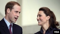 Pangeran William dan tunangannya, Kate Middleton di kota Darwen, Inggris utara (11/4).