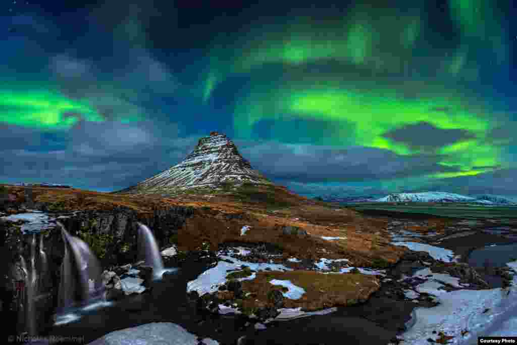 &quot;Kirkjufell Nights&quot; (Malam Kirkjufell) oleh Nicholas Roemmelt (www.nicholas-roemmelt-photography.com). (Courtesy: twanight.org/contest) 