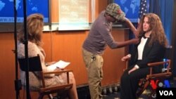 سحر نوروز زاده عضو گروه سیاستگذاری وزیر خارجه و ستاره درخشش رئیس بخش فارسی صدای آمریکا پیش از آغاز گفت و گو. 