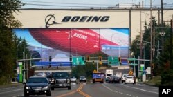 រូបឯកសារ៖ ចរាចរណ៍​ឆ្លងកាត់​ផ្ទាំងប៉ាណូ​ដ៏ធំ​នៃ​រោងចក្រ​ផលិត​យន្ដហោះ​ប៊ូអ៊ីង​មួយ​នៅ​ក្រុង Everett រដ្ឋវ៉ាស៊ីនតោន កាលពី​ថ្ងៃទី១ ខែតុលា ឆ្នាំ២០២០។