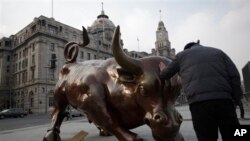 Acrane in front of the sun as a sandstorm engulfs Kuwait City.