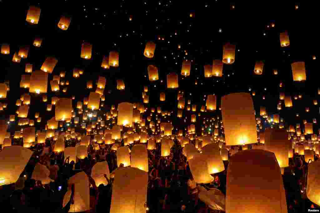 មនុស្ស​ម្នា​បង្ហោះ​ចង្គៀង​គោម​អំឡុងពេល​ពិធី​បុណ្យ Yee Peng នៅ​​ក្រុង Chiang Mai ភាគ​ខាង​ជើង​ប្រទេស​ថៃ។