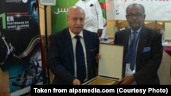 አቶ ፍቅሩ ኪዳኔ ለስፓርት እድገት ላበረከቱት አስተዋጽኦ የክብር ሽልማት እየተቀበሉ 