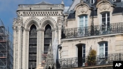 Papan-papan kayu kayu tampak di katedral Notre Dame hari Jumat, 19 April 2019 di Paris. Upaya untuk merestorasi katedral yang telah berusia 800 tahun ini akan memakan biaya miliaran dolar (foto: AP Photo/Thibault Camus)