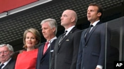 La reine Mathilde et le roi Philippe de Belgique, le président de la FIFA Gianni Infantino et le président français Emmanuel Macron, de gauche, écoutent les hymnes nationaux avant le match de demi-finale opposant la France et la Belgique à la Coupe du monde 2018 Petersburg, Russie, mardi 10 juillet 2018.
