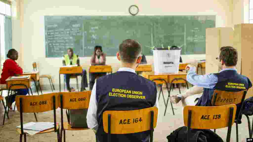Les observateurs électoraux de l&#39;Union européenne observent le scrutin dans un bureau de vote&nbsp; de Masailand le 26 octobre 2017.