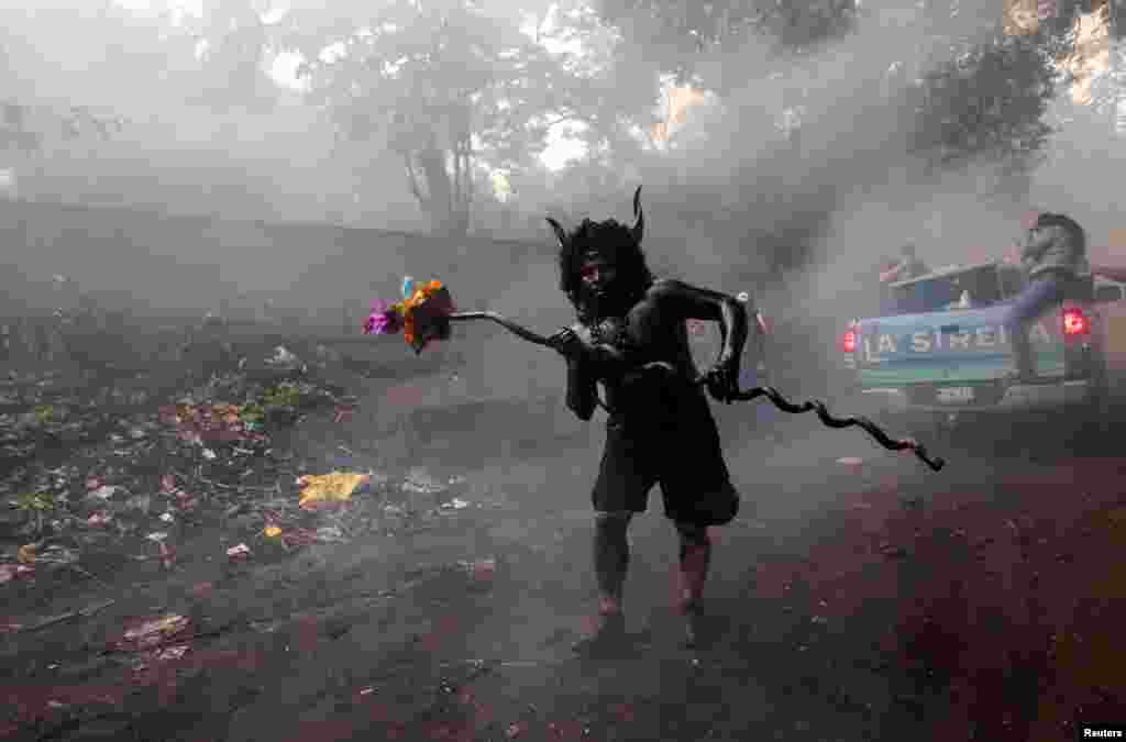 សាសនិកជន​ម្នាក់​លាប​ខ្លួន​ដោយ​ប្រេង​ចូលរួម​ក្នុង​ពិធី​មួយ​គោរព​ដល់​បុរៈថែរក្សា​រដ្ឋធានីឈ្មោះ Santo Domingo de Guzman ក្នុង​ទីក្រុង​ Managua ប្រទេស​នីការ៉ាហ្គា​កាល​ពី​ថ្ងៃទី​០១ សីហា ២០១៧។​​