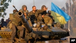Tentara Ukraina di kendaraan berlapis baja di kota pelabuhan Mariupol, Ukraina, 5 September 2014. 