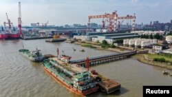 Нафтові танкери біля нафтобази у Китаї 