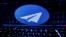 Sebuah keyboard terlihat di depan logo Telegram dalam sebuah ilustrasi, 21 Februari 2023. (Foto: REUTERS/Dado Ruvic)